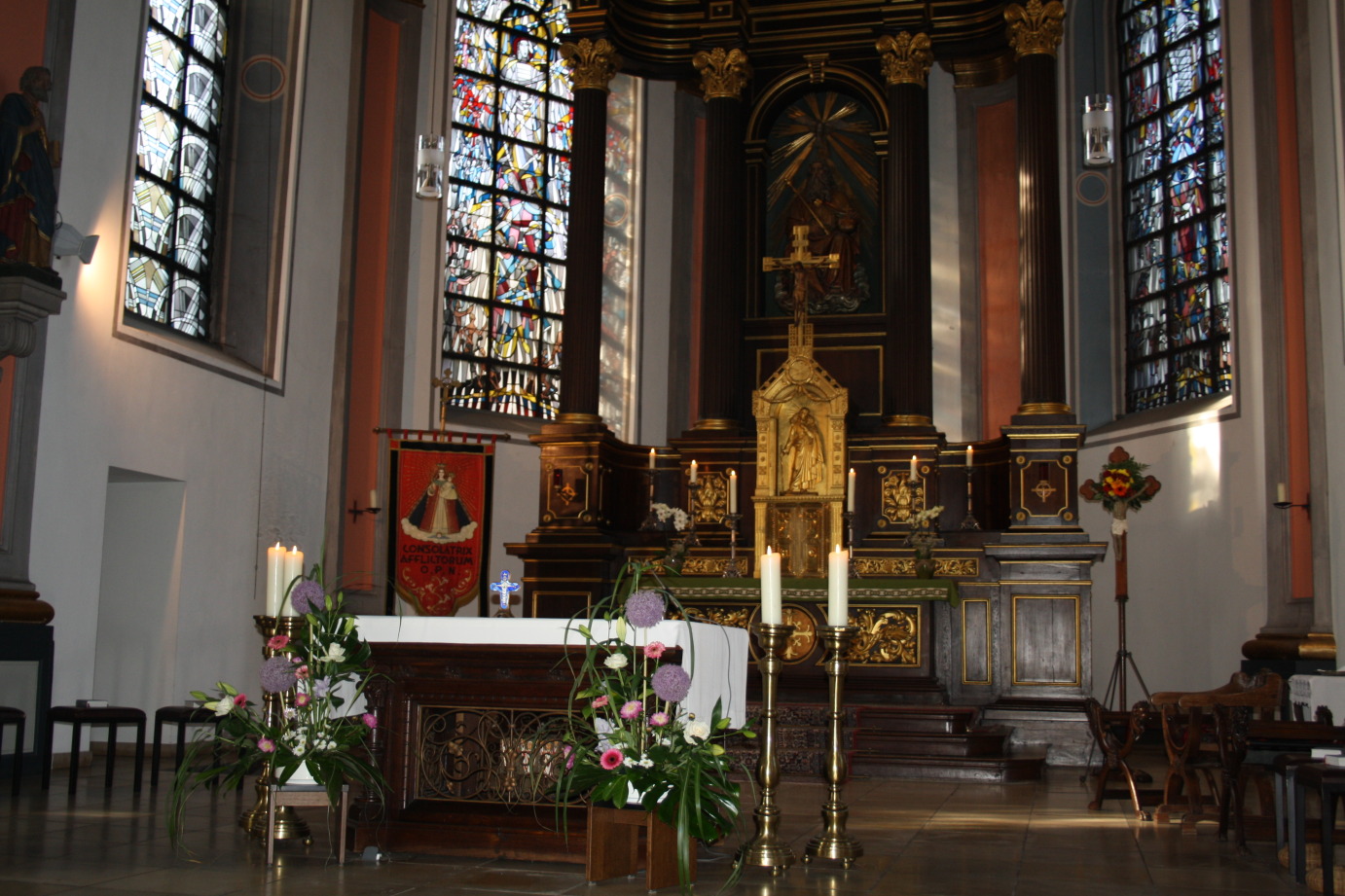 Altarraum St. Katharina mit Pilgerfahne (links hinter dem Altar) (c) Kevelaer-Bruderschaft
